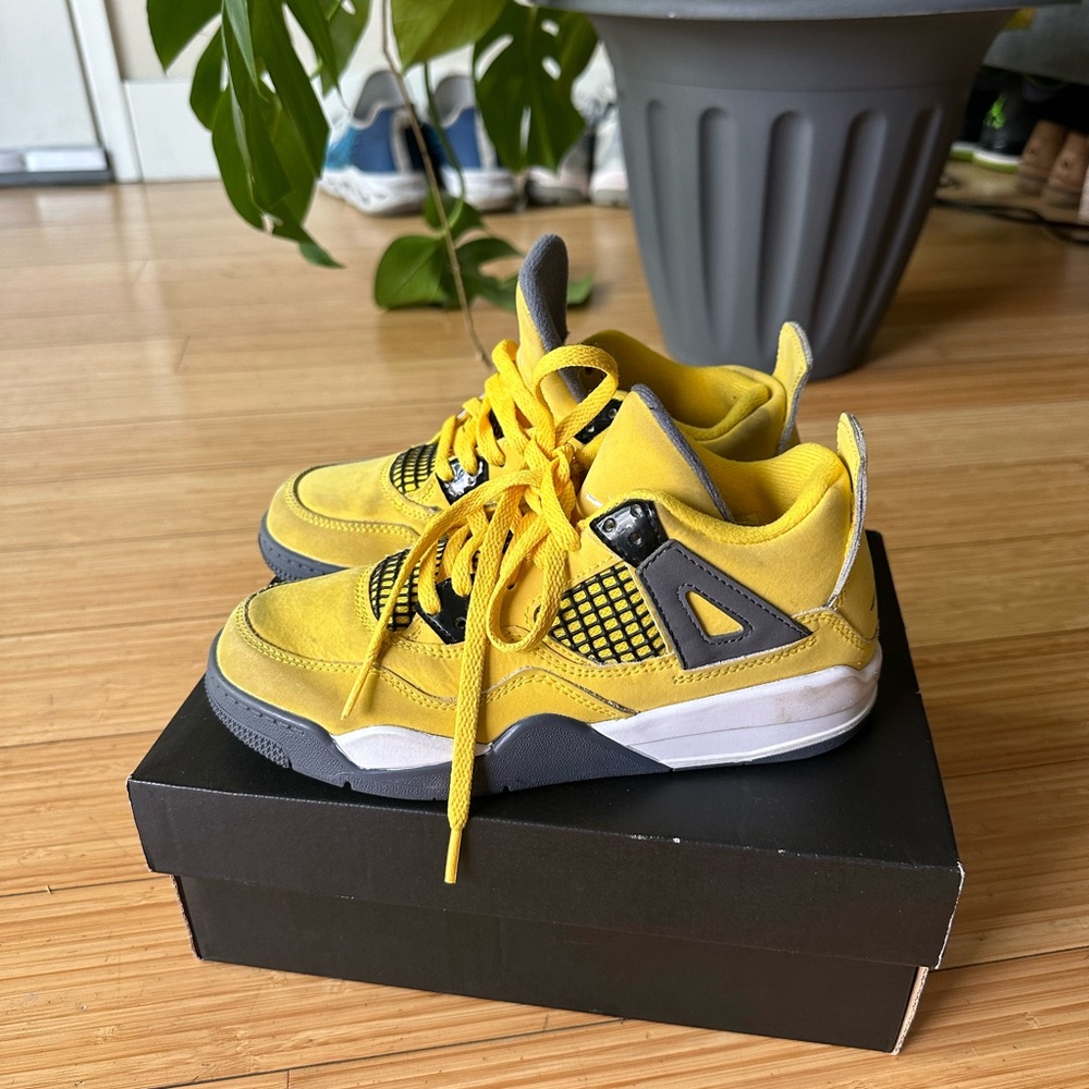 Jordan 4 retro (ps) size 1 Y 
Yellow/dark blue grey
